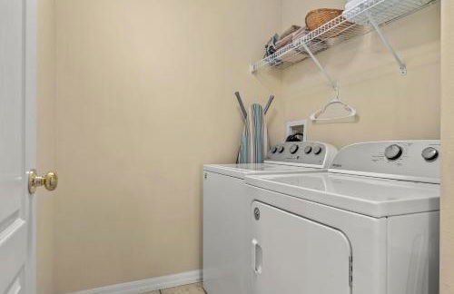 EXQUISITE VILLA - 2 Master Suites, Pool South and Spa, Gas BBQ, Game Room, WIFI - Foto 48