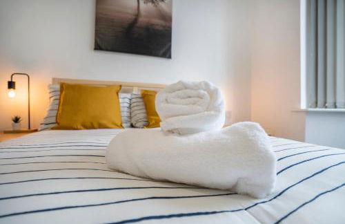 Modern Apartment -Free Parking - by Holiday Homes - Foto 8