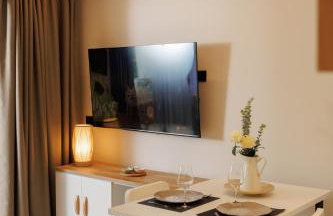 MARBELLA BANUS SUITES - Banús - Medina Garden - Brand New 1BR - 1BA - Outdoor Terrace - Bright & Modern - Pool - Steps from Puerto Banús Marina - Walk to El Corte Ing Luxury Shopping Mall - Photo 10