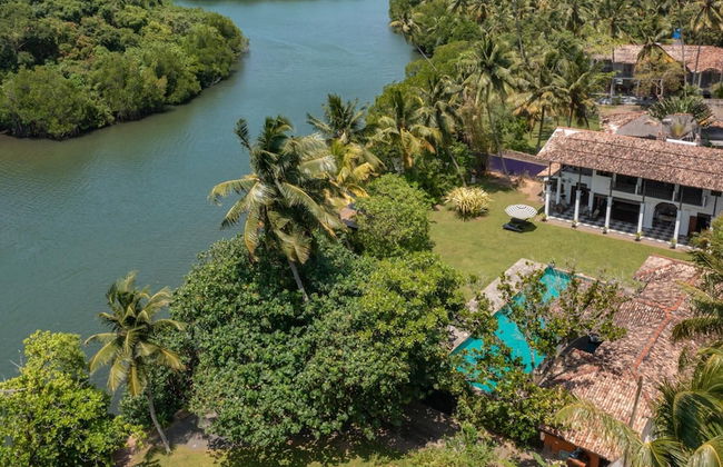 Lovely Lakeside Villa With Large Pool Poolside Dining - Foto 23