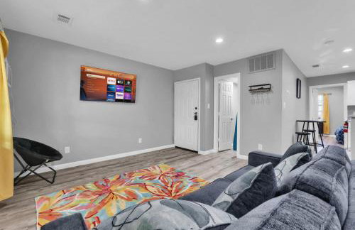 Easygoing 1BR Retreat near Dining and Fun Spots - Foto 10