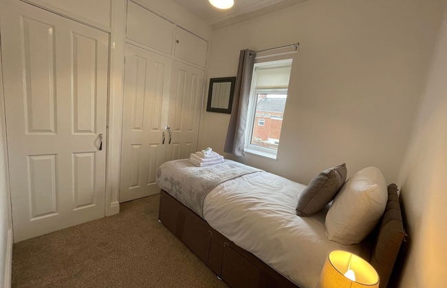 Lovely 3 Bedroom Apartment In Newcastle Upon Tyne With Free Parking - Photo 6