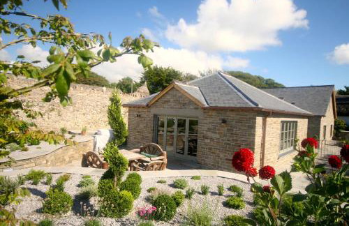 Putsborough Manor 3 Self Catering Cottages with Beach a short walk, dog friendly all year, On site Tennis, Play Area, Paddock, Spa baths, BBQ, Private Gardens, Superfast WIFI - Photo 20