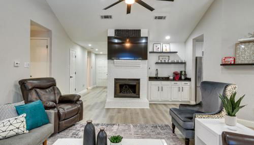 11 Mi to Six Flags! Poolside Oasis in Bedford - Foto 3