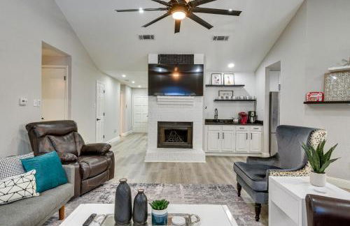 11 Mi to Six Flags! Poolside Oasis in Bedford - Foto 3