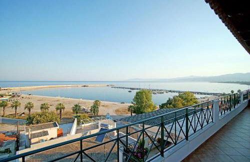 A View from the Attic Window. Kyparissia, Messinia - Foto 19