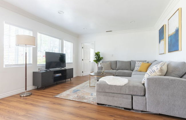 Charming Spacious Home - Modern Comforts, Prime Location - Photo 31