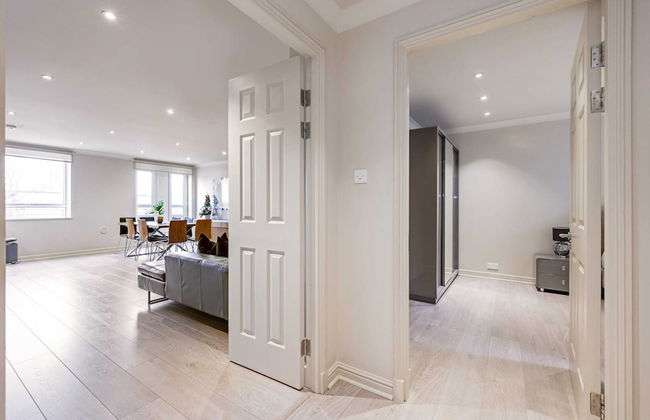 Beautiful 3-bed in the Heart of London With Parking-hosted by Sweetstay - Photo 25