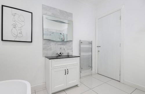 Extravagant 6 Bed Victorian Townhouse with Hot Tub - Photo 10