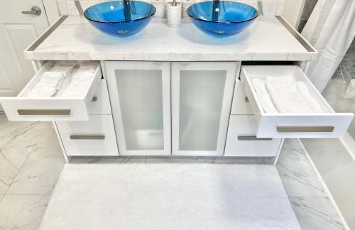 Luxury 4 bedroom 2 bath Lake Views - Photo 2