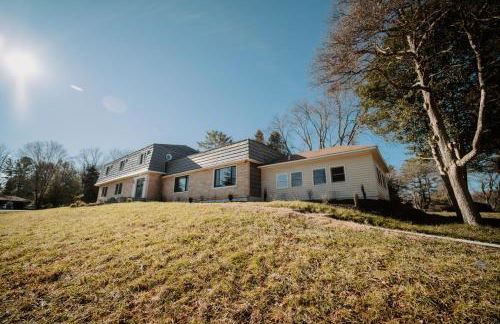 Spacious 5BR 3BA Free Parking Minutes to DC with Pool - Foto 31