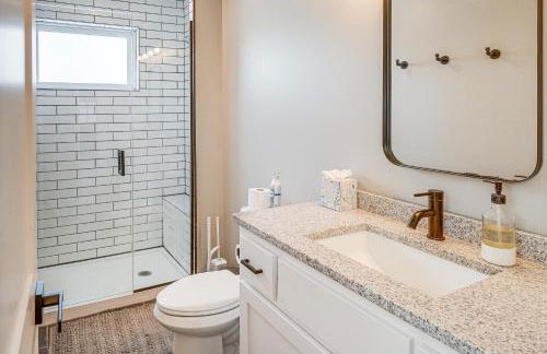 Patio and Fishing Pond! Modern Barndominium Near KC - Foto 22