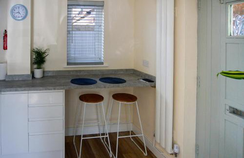 Walking distance to hospital and town with free off-road parking - Foto 6