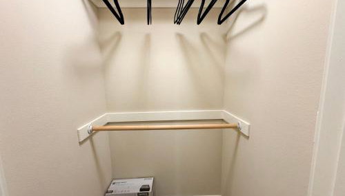 Stylish 1 Bedroom Apartment in LA with Free Parking - 10 Minutes away from Ceders Sinai - Foto 3, wardrobe