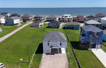 4BR Beach Haven - Deck, Gourmet Kitchen, Tiki Bar Fun - Foto 5