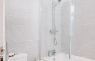 Spacious 4-bed Ample Parking Fast WiFi Contractor Family Friendly - Photo 34