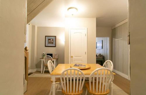 Downtown 2 Bedroom Cottage, Sleeps 6, Walking Distance to Honeywell, Downtown Restaurants, Shopping - Foto 13