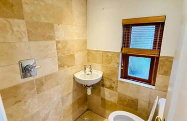 Cotswold Home over 4 floors - perfect for Families Friends Contractors - Foto 16