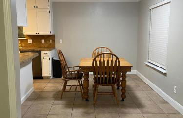 Cozy 3 Bedroom Home in Quiet Neighborhood - Photo 4