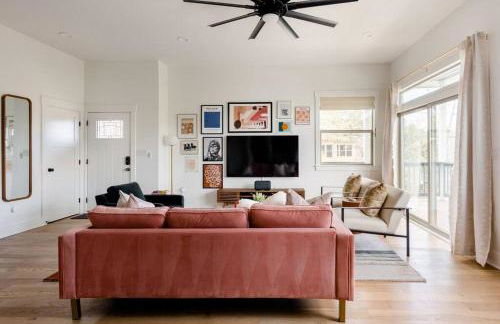 Bachelor/Bachelorette Mansion In the Heart of ATX - Photo 27