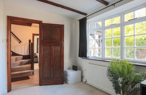 Idyllic Home in Picturesque Village of Wraysbury - Pass the Keys - Foto 31