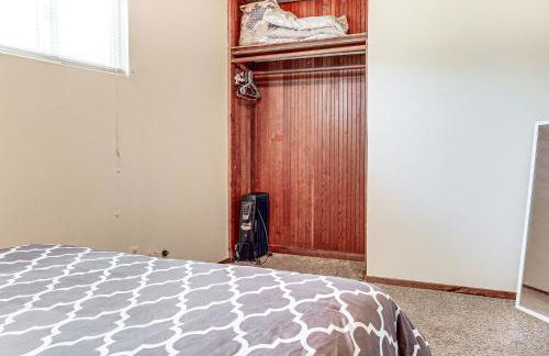 Watefront Getaway with Mtn Views and Dock in Clearlake - Foto 15