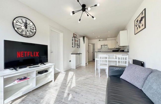 4 Guests - 2 Bedrooms - Parking - 9min City Centre - Photo 1