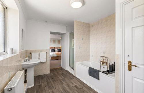 Stylish 5-Bedroom House, Accommodates 10, Fast Wi-Fi & Private Garden - Foto 19