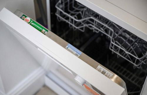 Metrolink Steps Away • Fast City & Airport Links - Foto 41