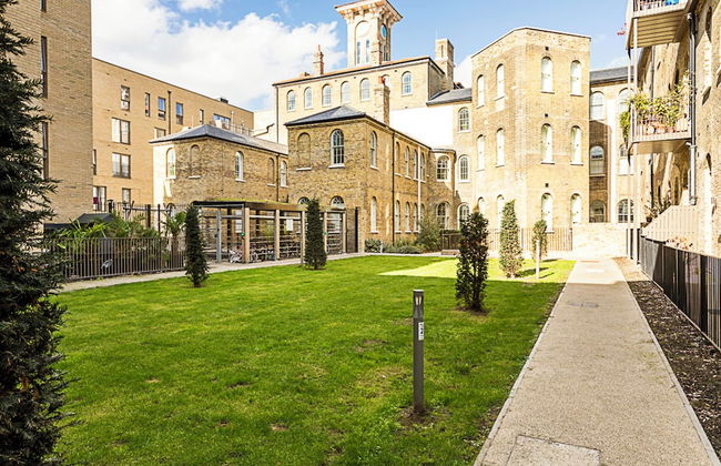 Contemporary Victorian Studio - Photo 24