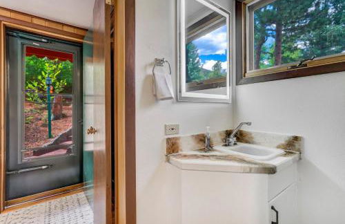 Pikes Peak Stone Cottage - Hot Tub & Game Room - Foto 9