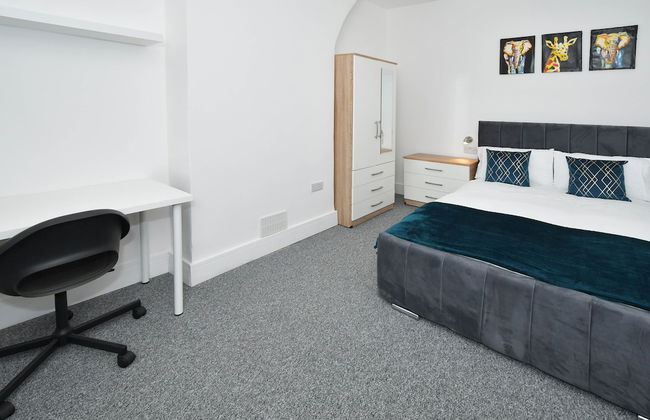 Townhouse @ 202 Walthall Street Crewe - Photo 3