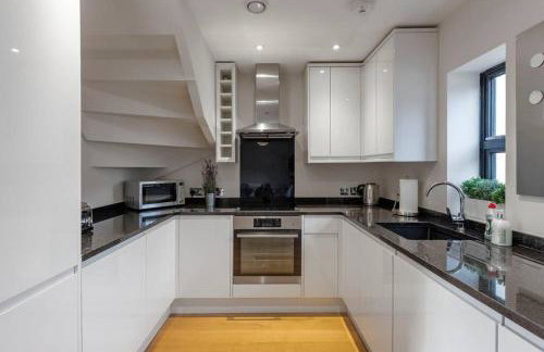 Fantastic 3-bed house with parking - Photo 4