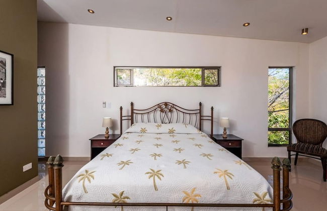 Modern Hillside Home with Sleek Interiors and Panoramic Poolside Views - Foto 7