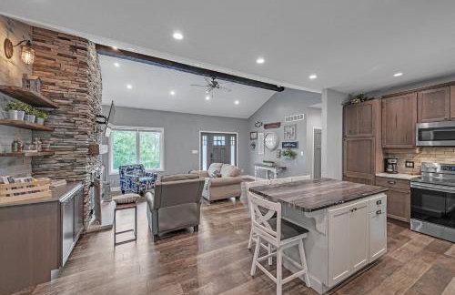 Lakeside Retreat with Hot Tub & Game Room home - Foto 23