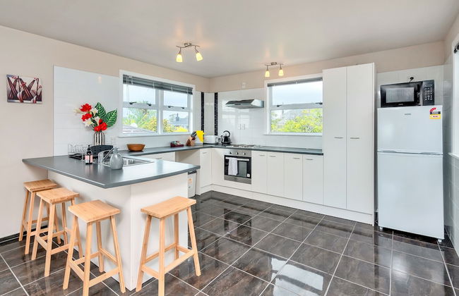 Sunny Three Bedroom Delight Upper Level - Foto 10