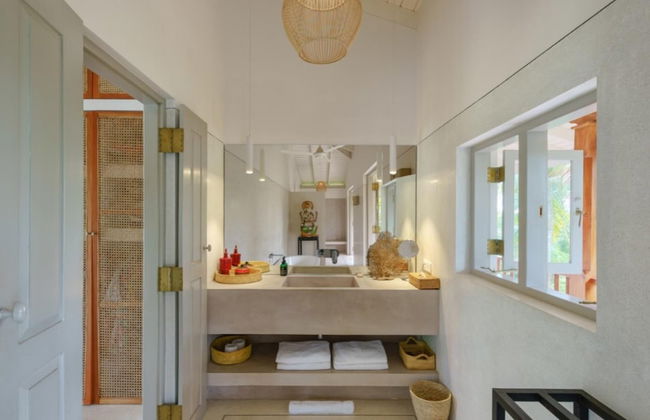 Cool and Contemporary Hilltop Villa With Ocean Views - Photo 16