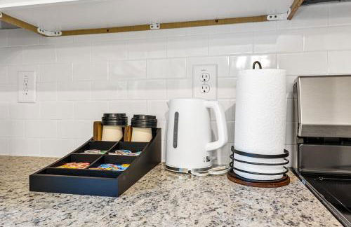 Elegant Escape Near Six Flags with WiFi, AC - Foto 11