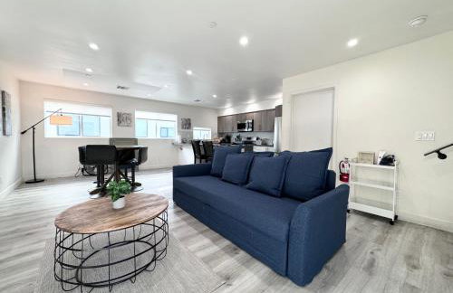 Cozy Chamber 3 BR Hollywood Townhouse - Photo 15