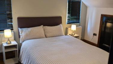 3B-10min City Airport Parking No Parties allowed - Foto 1, furniture