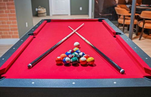 Newly Renovated Luxe Home near Asheville | Pool, Hot Tub, Theater & Games! - Foto 6