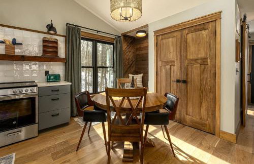 Chic Modern Cabin with Jacuzzi Ideal for Couples in Carbondale, Illinois - Foto 3