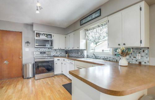 Walk to Park Waterloo Home with Furnished Deck - Foto 7