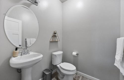 Spacious Home with Private Pool - Photo 53