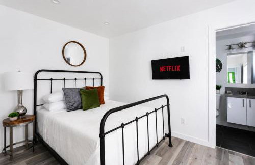 Upscale 4BR Townhouse Sleeps 8 with Fast WiFi - Foto 10