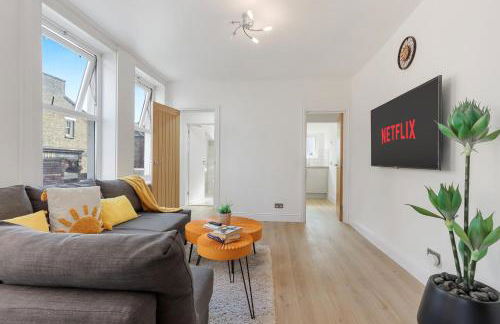 LUX 1 Bed Flat next to Station in Tooting - Photo 3