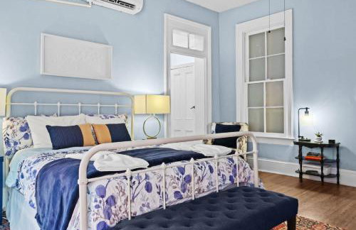 Elegant Manor w Private Yard & Modern Amenities - Foto 61