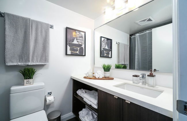 QuickStay Yorkville Condo - Yonge & Bloor - Photo 21