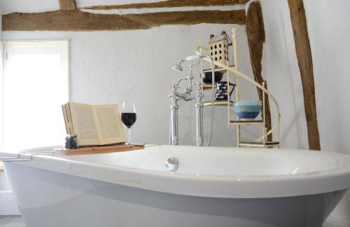 The White House with Studio - Photo 12