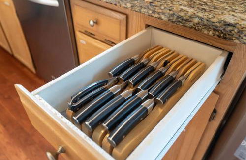 Spacious & Serene 6-Br Family Retreat in Kirkland - Photo 31